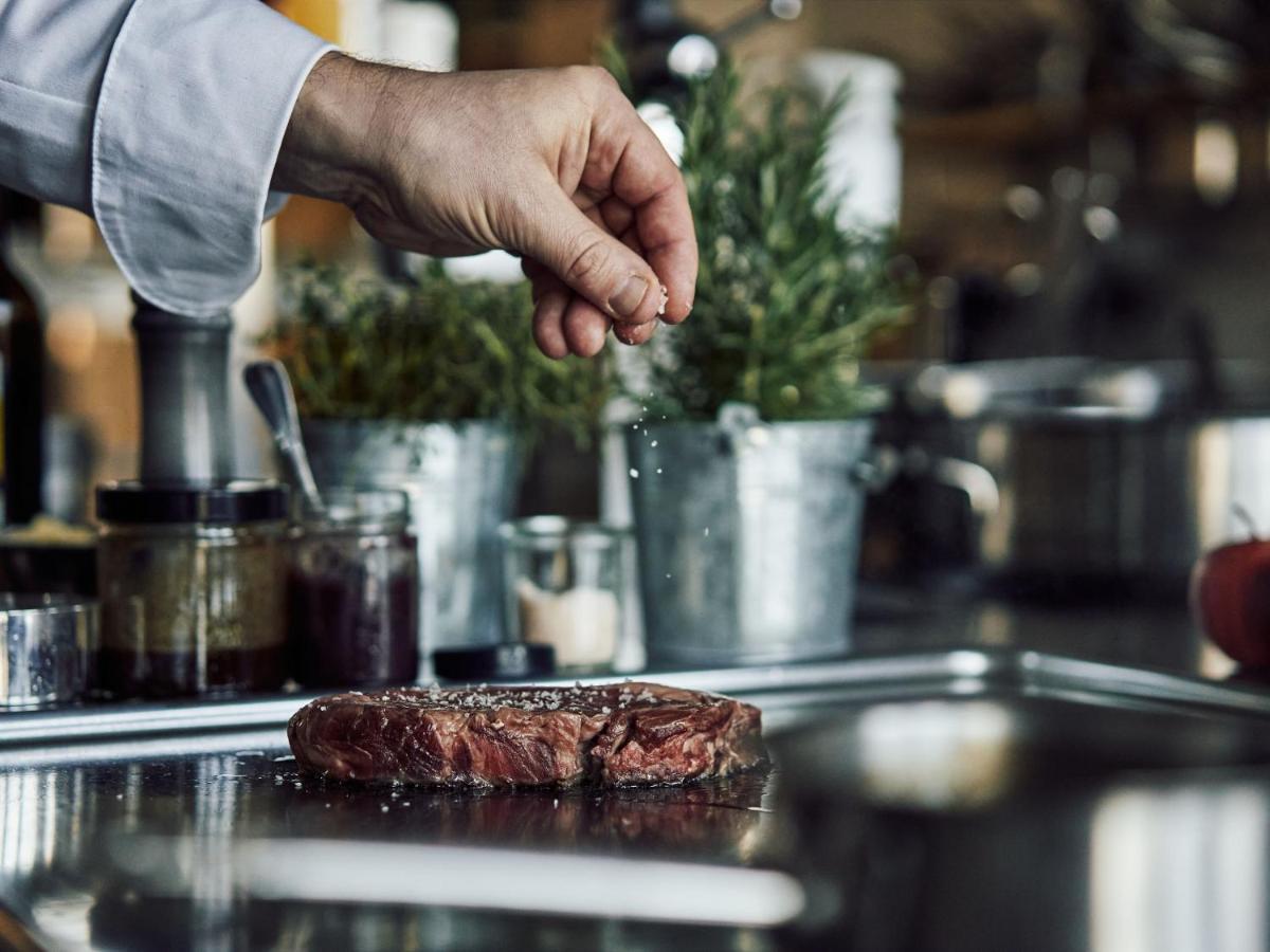 A-Rosa Ifen Hotel Kleinwalsertal Хиршегг Экстерьер фото Seasoning a steak