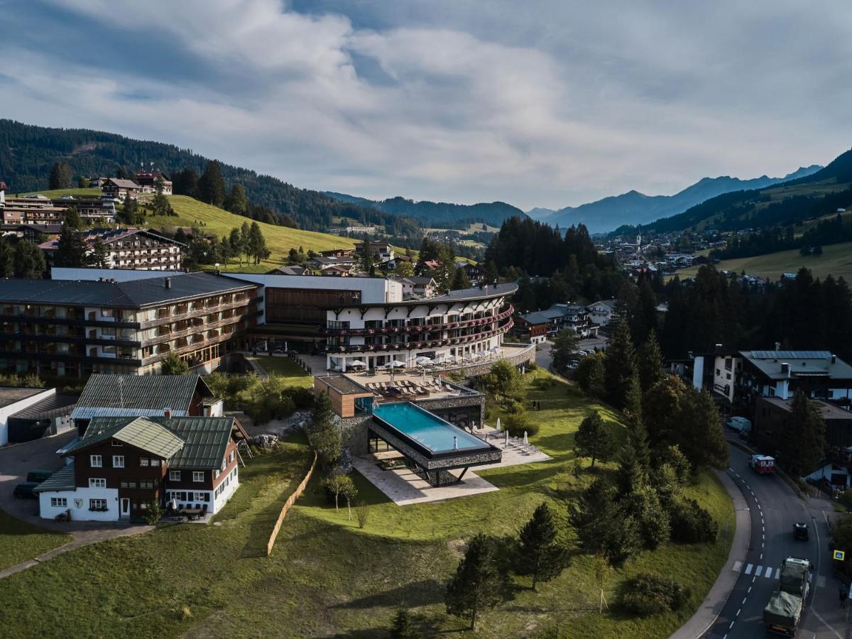 A-Rosa Ifen Hotel Kleinwalsertal Хиршегг Экстерьер фото Aerial view of the resort