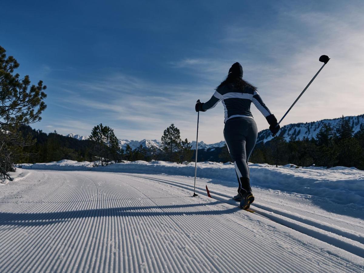 A-Rosa Ifen Hotel Kleinwalsertal Хиршегг Экстерьер фото Cross-country skier on a track