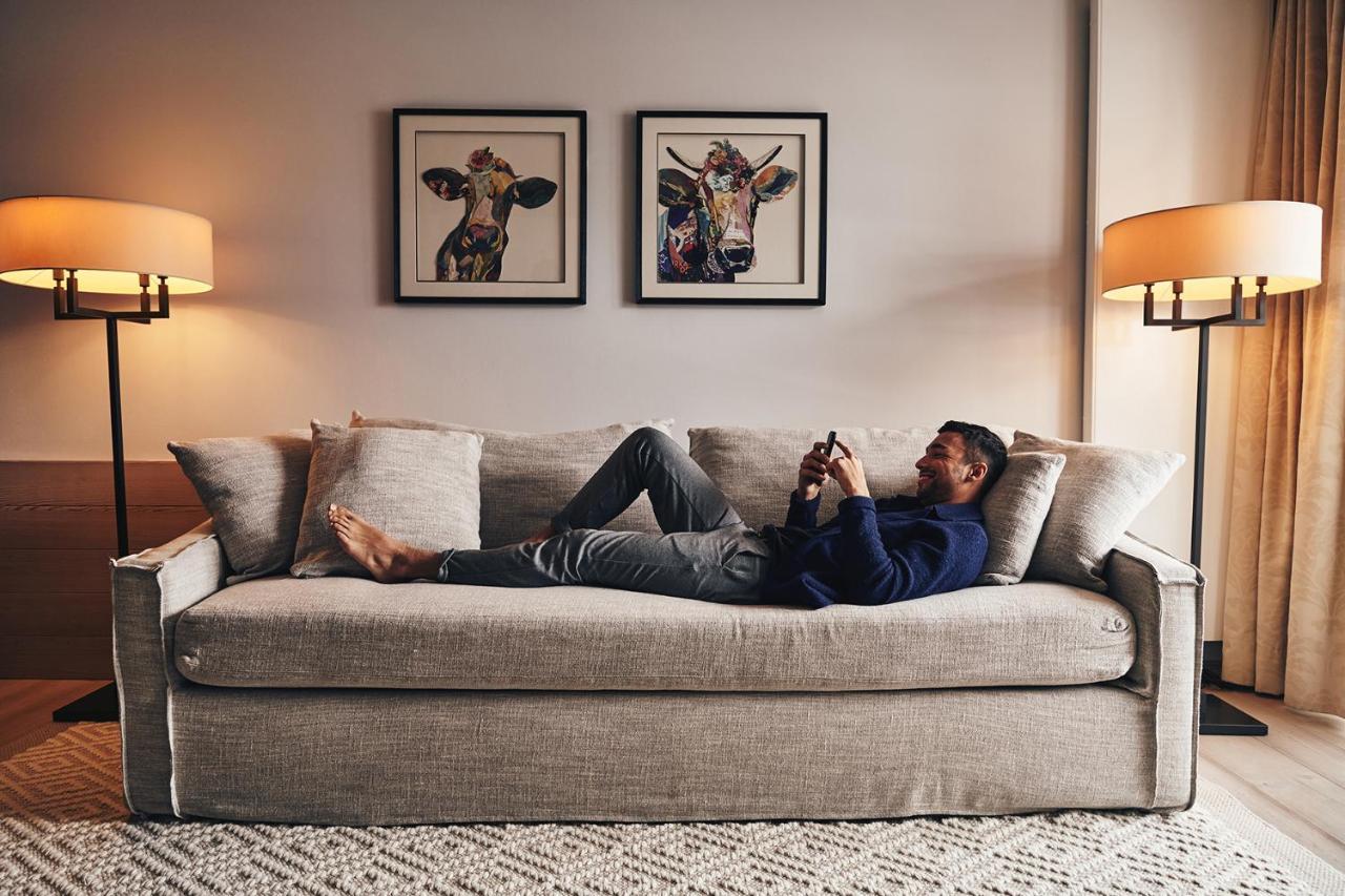 A-Rosa Ifen Hotel Kleinwalsertal Хиршегг Экстерьер фото A man relaxing on a sofa