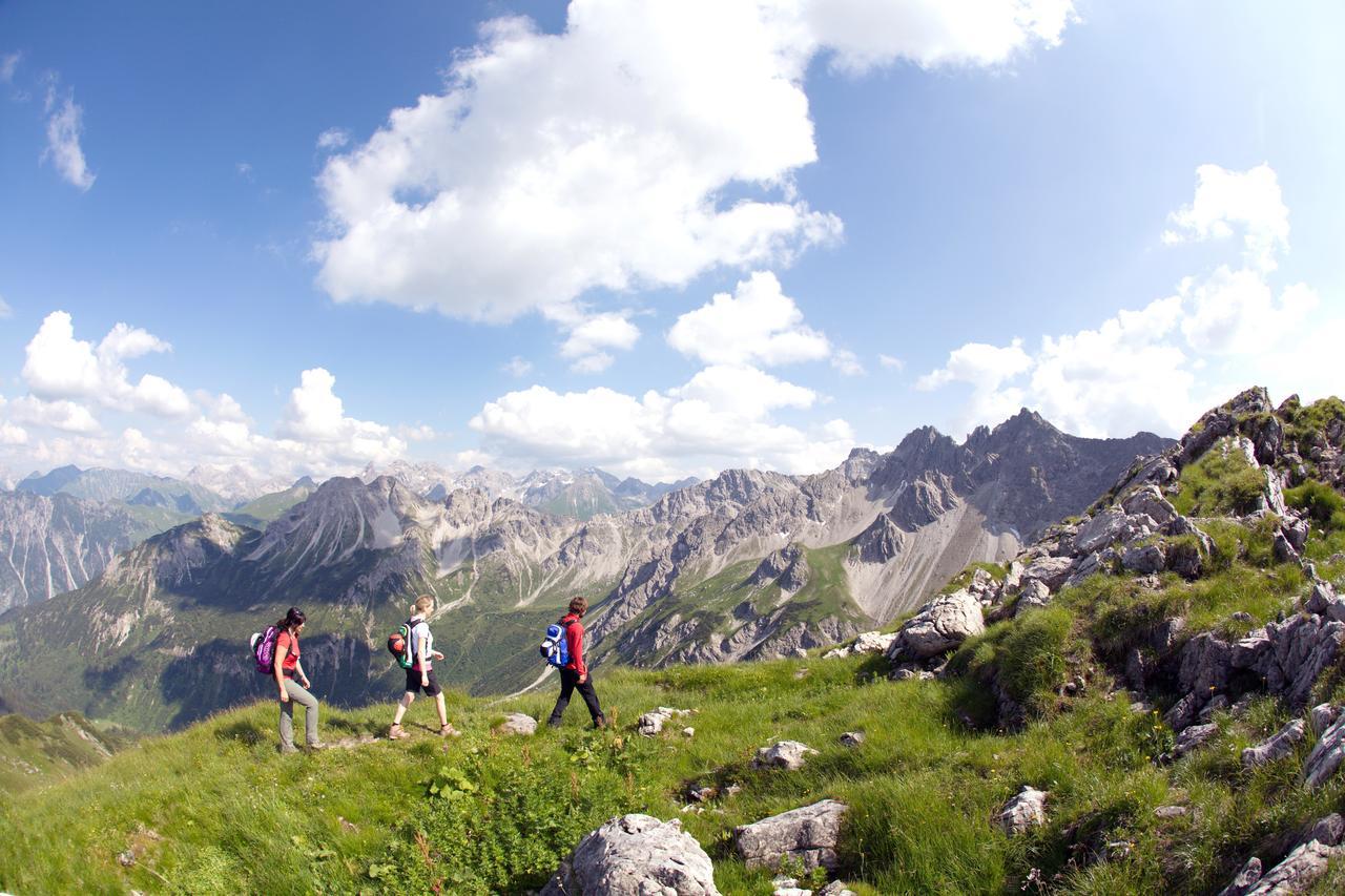 A-Rosa Ifen Hotel Kleinwalsertal Хиршегг Экстерьер фото Hiking in the Alps